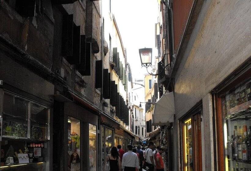 اتاق کلاسیک یک تخته, Montecarlo