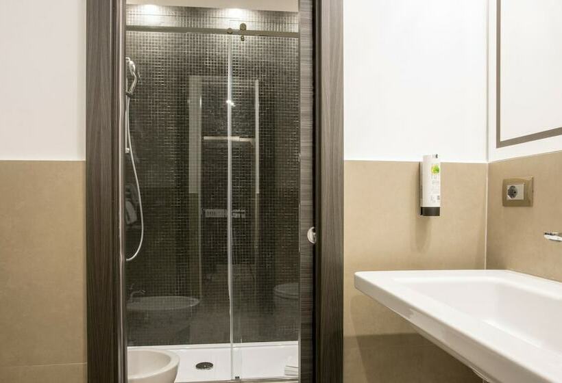 חדר משפחתי, The Guardian