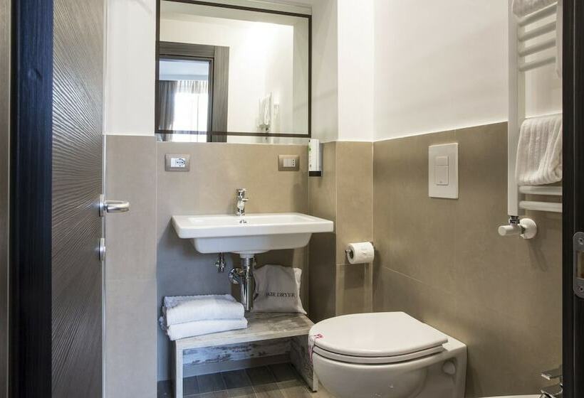 חדר סופריור, The Guardian