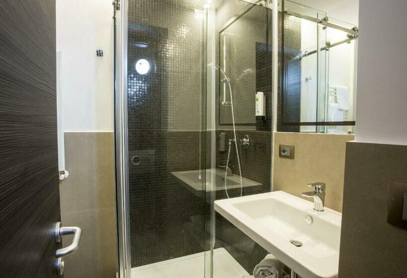 חדר דלוקס לשלושה, The Guardian