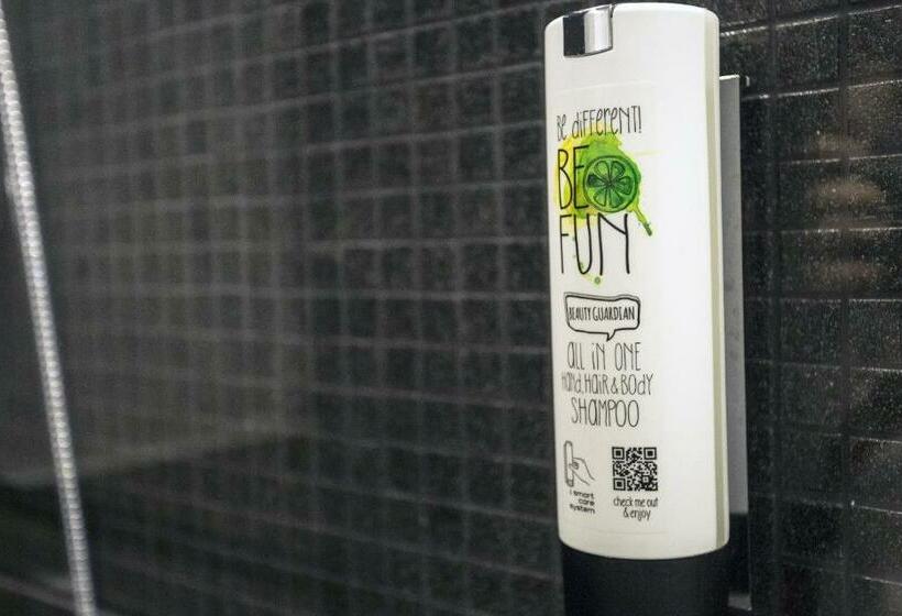 חדר דלוקס לשלושה, The Guardian