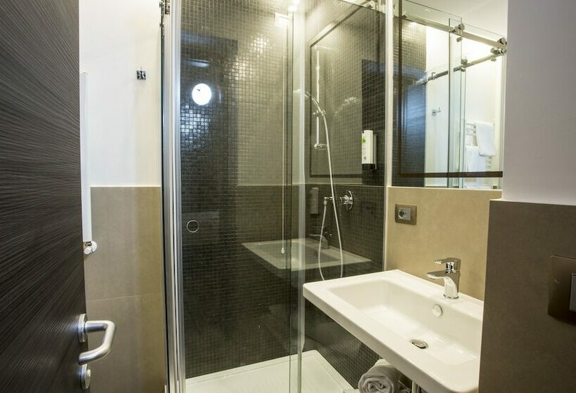 חדר דלוקס לשלושה, The Guardian