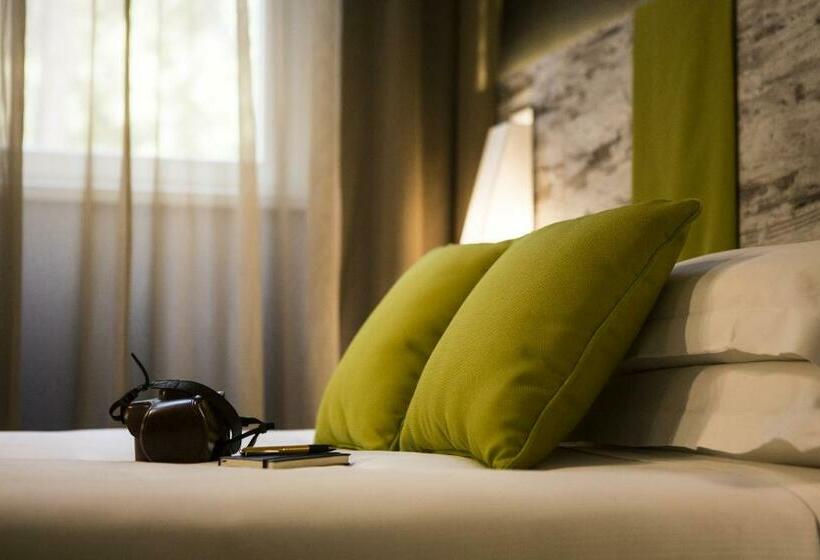 סוויטת ג'וניור, The Guardian