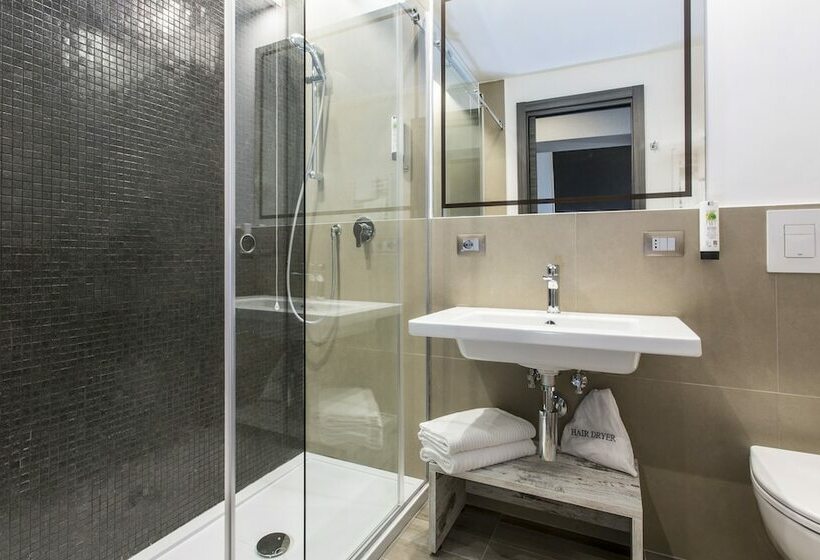 סוויטת ג'וניור, The Guardian