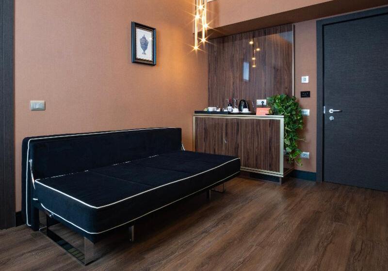 סוויטה, The Guardian