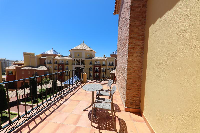 חדר קלאסי, The Guardian