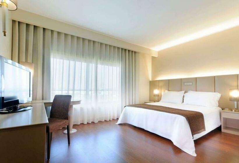 Номер Premium Вид на Бассейн, Tryp By Wyndham Porto Expo