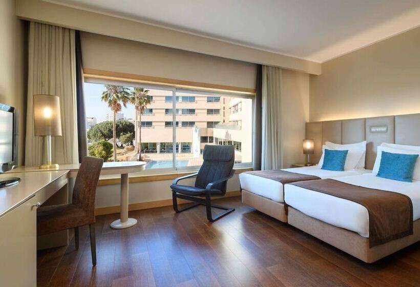 غرفة بريميوم مطلة على حمام السباحة, Tryp By Wyndham Porto Expo