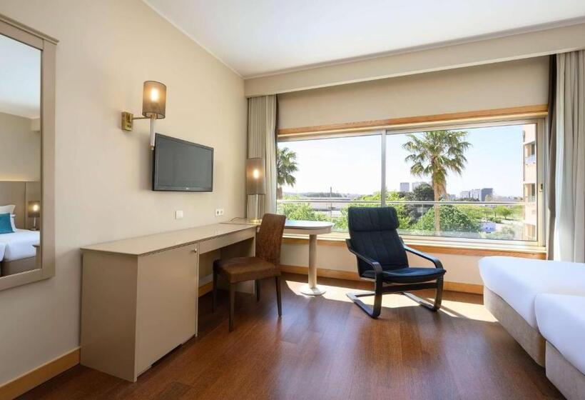 غرفة بريميوم مطلة على حمام السباحة, Tryp By Wyndham Porto Expo