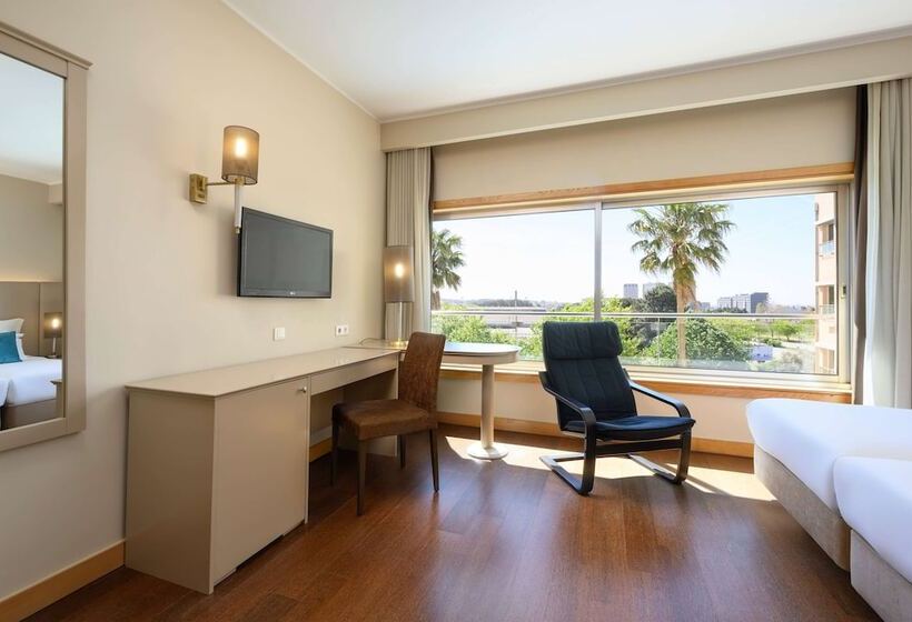 غرفة بريميوم مطلة على حمام السباحة, Tryp By Wyndham Porto Expo
