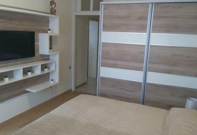 디럭스 스위트, Victoria Family