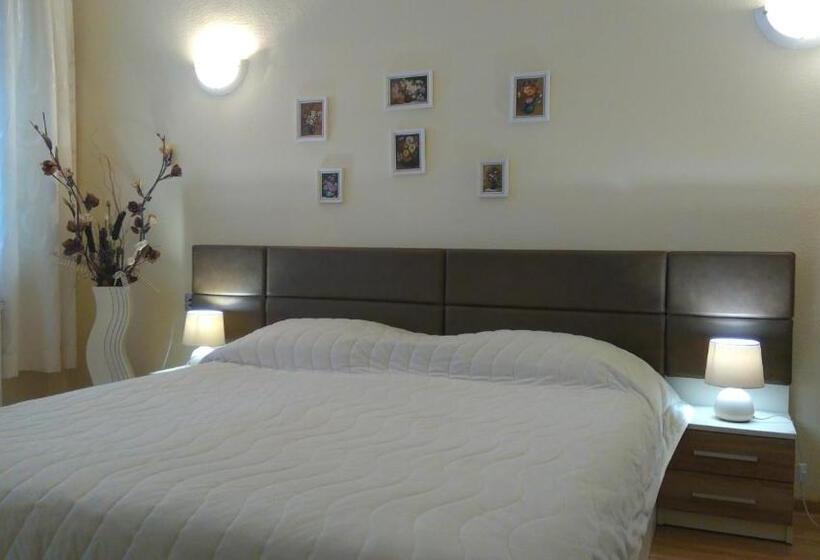 디럭스 스위트, Victoria Family