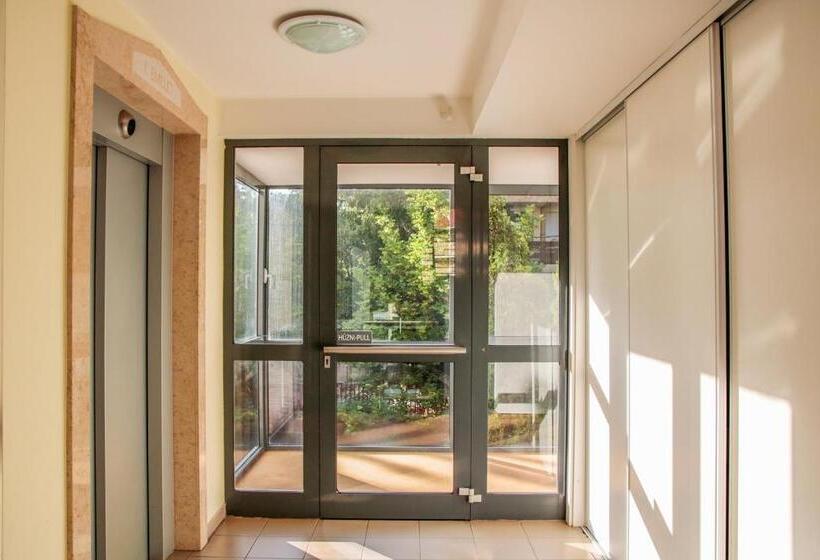 Апартаменты 1 Спальня с Балконом, The Bluedeck Wellness Apartment