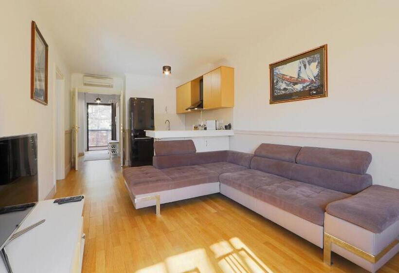 דירה בת חדר שינה 1 עם מרפסת, The Bluedeck Wellness Apartment