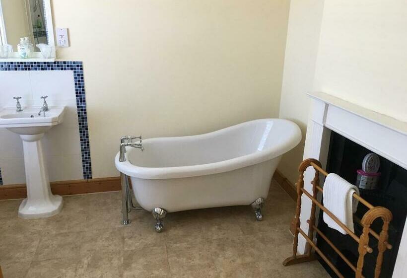 غرفة ديلوكس, The White Lady