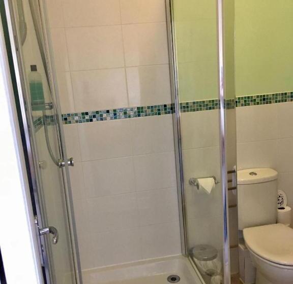 غرفة ديلوكس, The White Lady