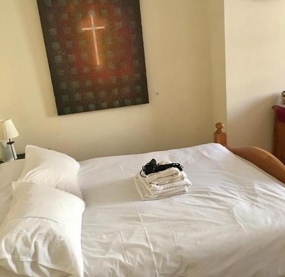 غرفة عائلية, The White Lady