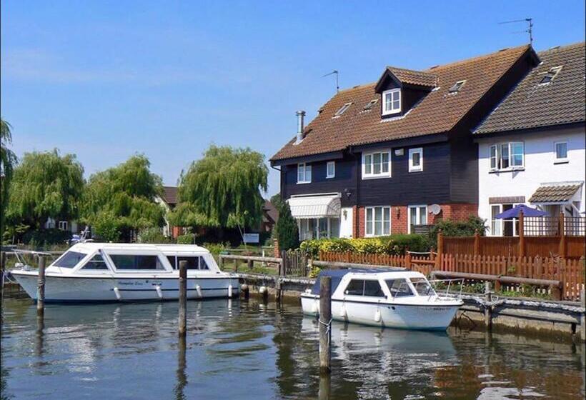 غرفة عائلية, The White Lady