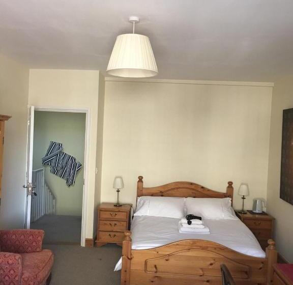 غرفة عائلية, The White Lady