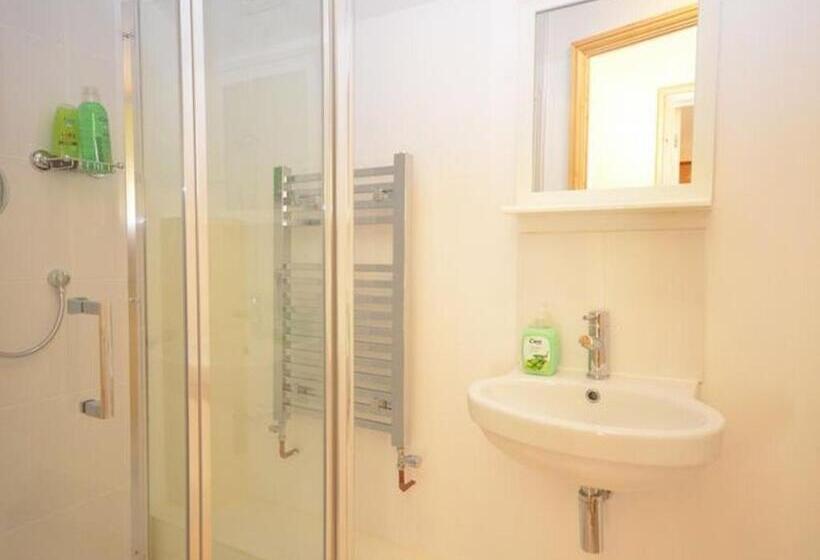 منزل غرفتين نوم, The White Lady