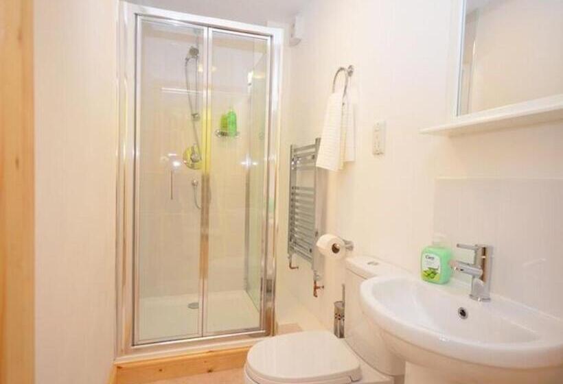 منزل غرفتين نوم, The White Lady