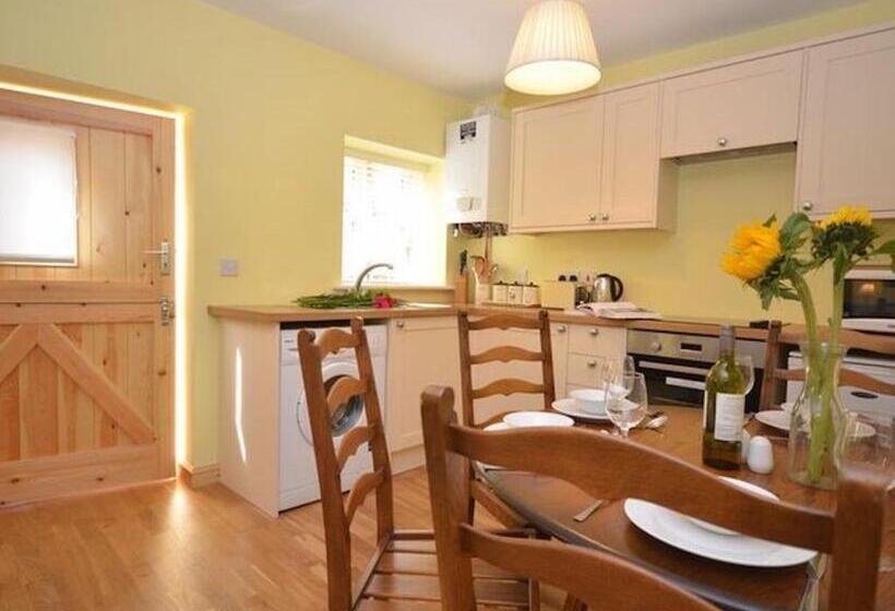 منزل غرفتين نوم, The White Lady