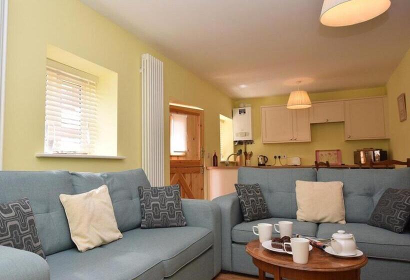 منزل غرفتين نوم, The White Lady