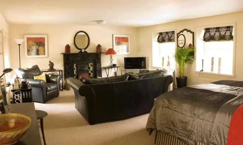 جناح ديلوكس, The Tankerville Arms