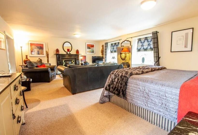 جناح ديلوكس, The Tankerville Arms