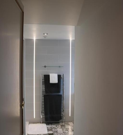 غرفة قياسية مطلّة علي البحر, Altahammond House