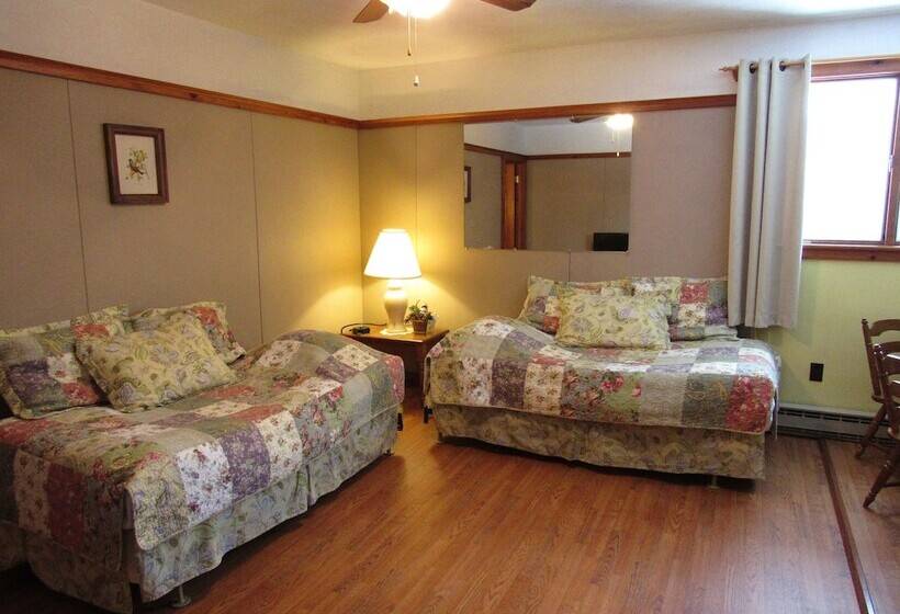 جناح عائلي, Carlson S Lodge