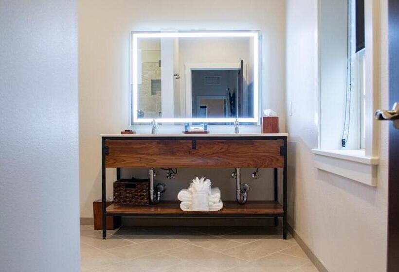 جناح ديلوكس, Millwright