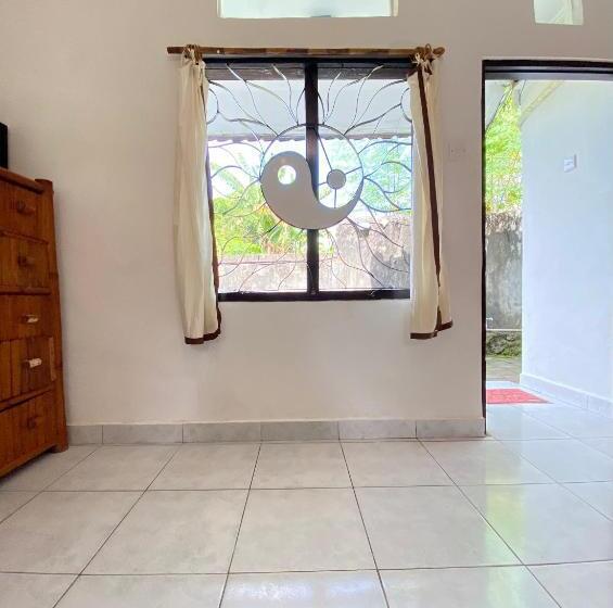 Habitació Deluxe, Kris Kos