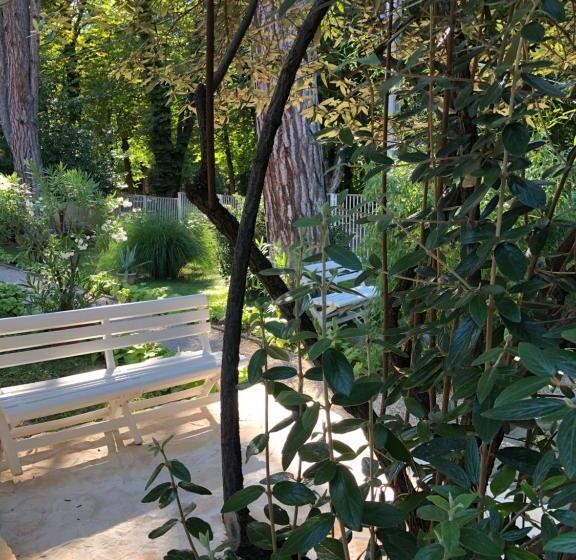 家庭间, Szem S Vendégház