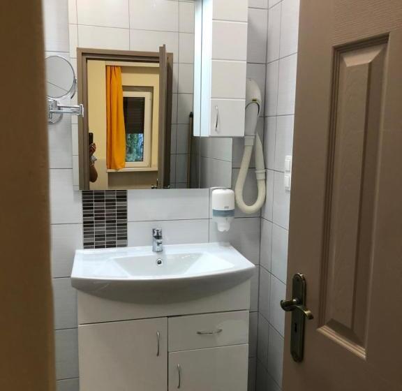 豪华三人间, Szem S Vendégház