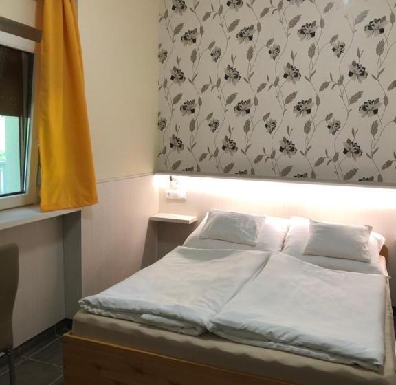 豪华三人间, Szem S Vendégház