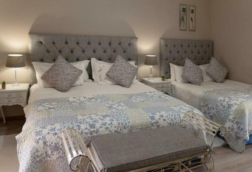 غرفة عائلية, The Falls Guest House