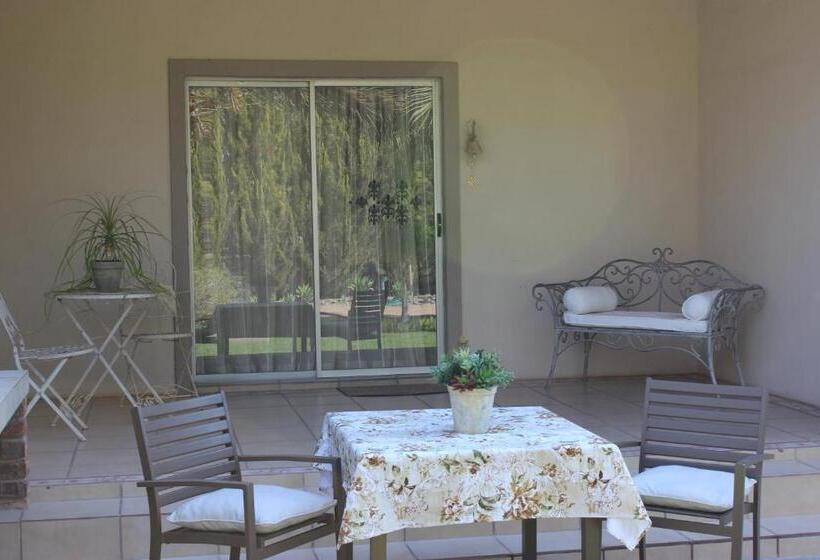 إستوديو ديلوكس, The Falls Guest House