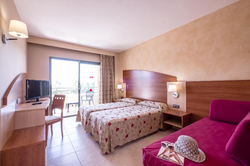 غرفة قياسية مطلّة علي حمام السباحة, California Palace