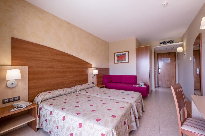 غرفة قياسية ثلاثية مطلة علي حمام السباحة, California Palace