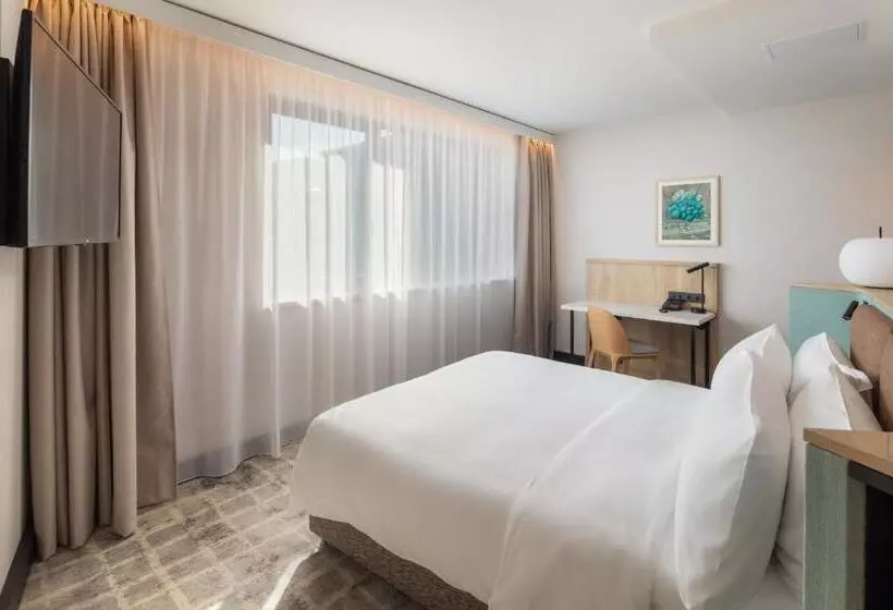 キングサイズベッドのスタンダードルーム, Crowne Plaza Budapest, An Ihg