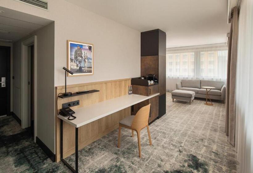 סוויטה משפחתית, Crowne Plaza Budapest, An Ihg