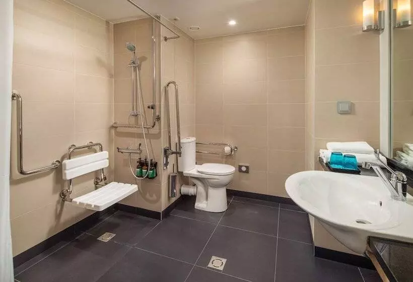 身障者適用スタンダードルーム, Crowne Plaza Budapest, An Ihg