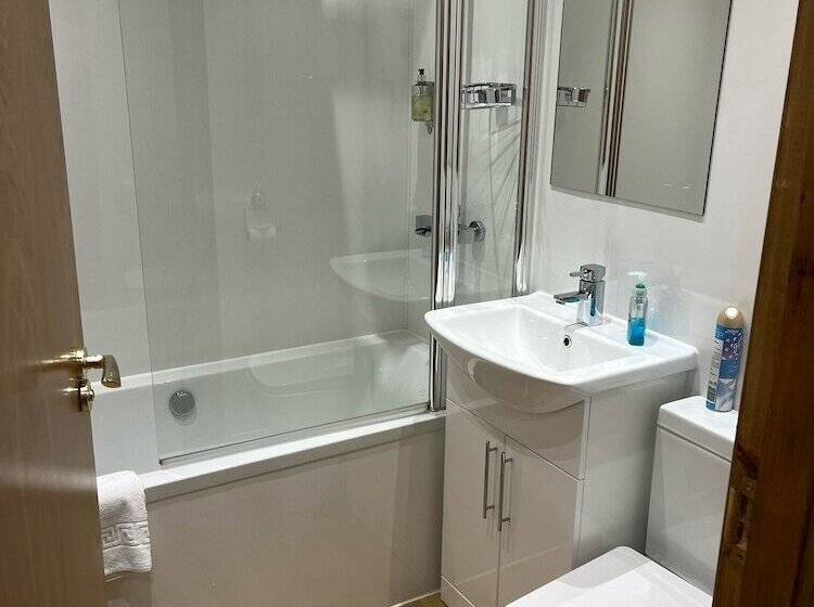 豪华三人间, Cumberland