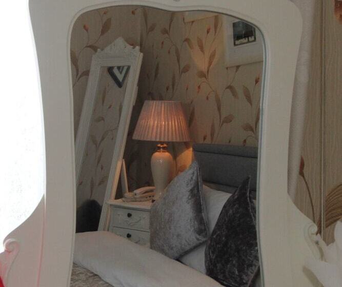 اتاق استاندارد یک نفره, Donnybrook Hall