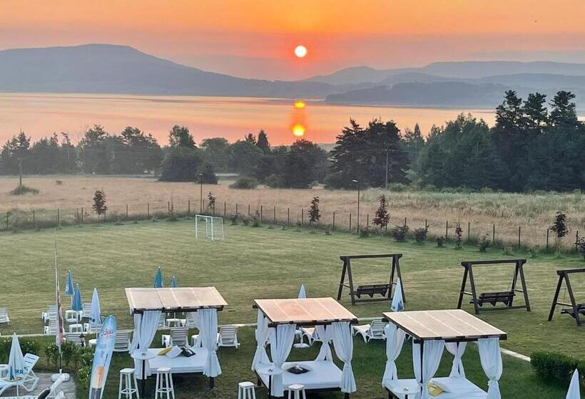 جناح دور أخير, Family Hotel Eterno