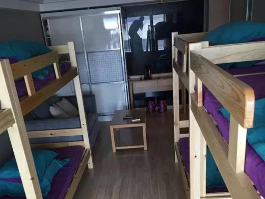 سرير فى غرفة مشتركه, He&her Youth Hostel