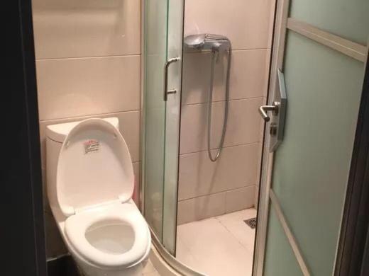 سرير فى غرفة مشتركه, He&her Youth Hostel