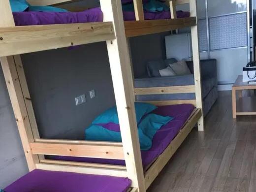 سرير فى غرفة مشتركه, He&her Youth Hostel