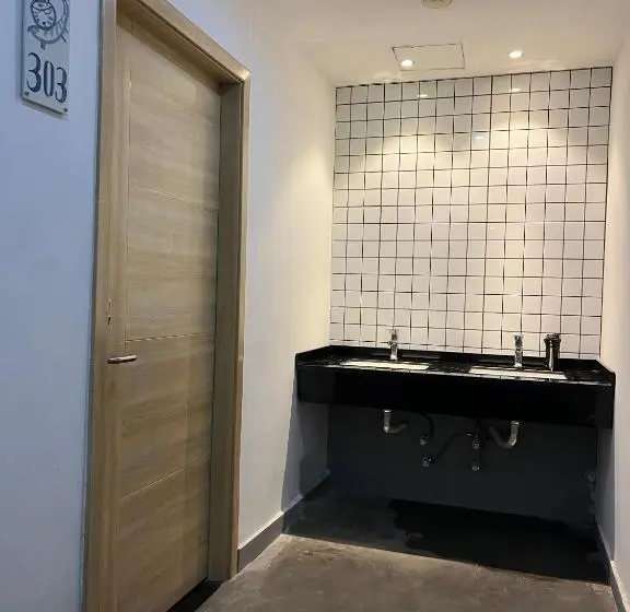 ルームシェアのワンベッド, Jingdezhen International Youth Hostel